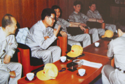 為了學(xué)習(xí)外國先進(jìn)技術(shù)和管理方法，前往引進(jìn)技術(shù)與設(shè)備的國家進(jìn)行實(shí)地考察。薛仲光廠長(zhǎng)在日本。