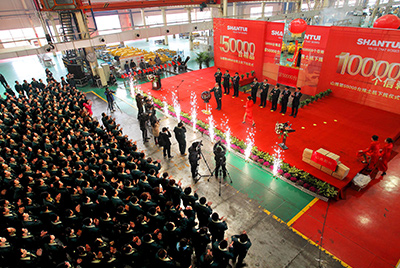 推土機(jī)事業(yè)部總裝工廠隆重舉行推土機(jī)第50000臺(tái)下線慶典儀式。這一激動(dòng)人心的歷史時(shí)刻標(biāo)志著50000臺(tái)不僅僅是一個(gè)數(shù)量的積累，更是山推管理水平、生產(chǎn)規(guī)模、制造技術(shù)、研發(fā)能力、銷售能力等綜合能力的體現(xiàn)，標(biāo)志著山推推土機(jī)產(chǎn)業(yè)整體實(shí)力進(jìn)一步增強(qiáng)，是從量變到質(zhì)變的飛躍。